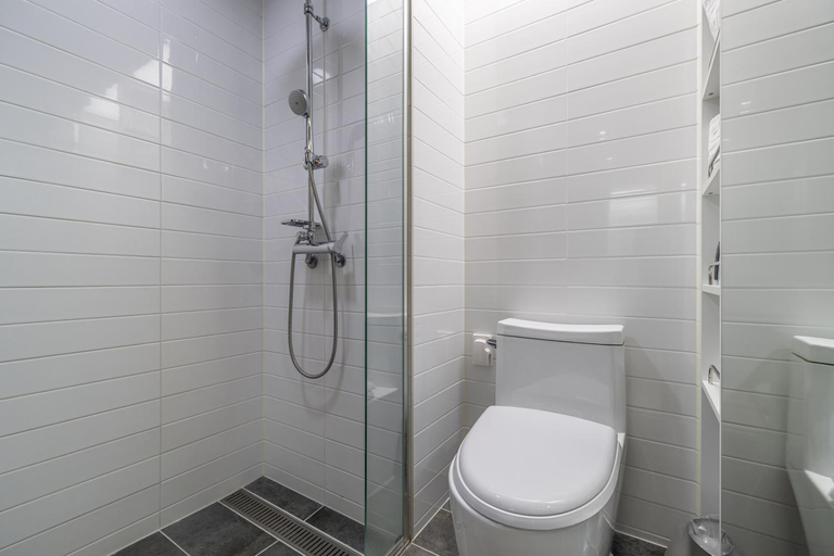 Bathroom 4, Skytop Hotel Incheon Airport, Jung