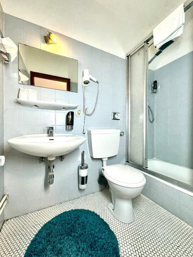 Bathroom 4, Hotel zum Rucking, Northeim