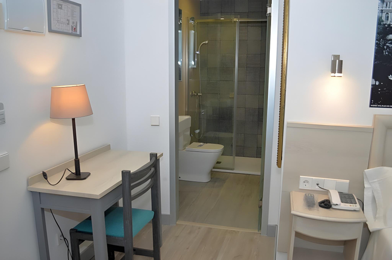 Bathroom 3, Hostal San Lorenzo, Madrid