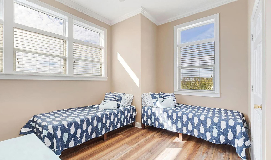 Bedroom 1, Turquoise Tail, Bay