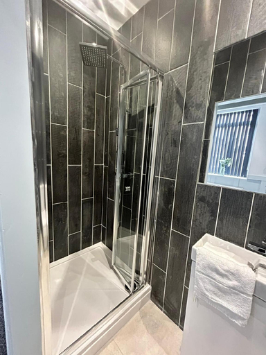Bathroom 2, Sugar Hill Suite by Sasco Apartments, Blackpool