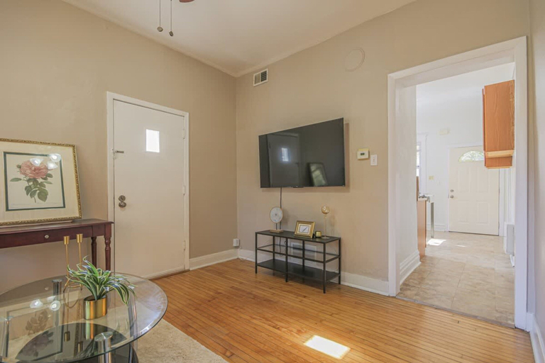 Room 2, Peaceful One Bedroom Home Near Chicago, Cook