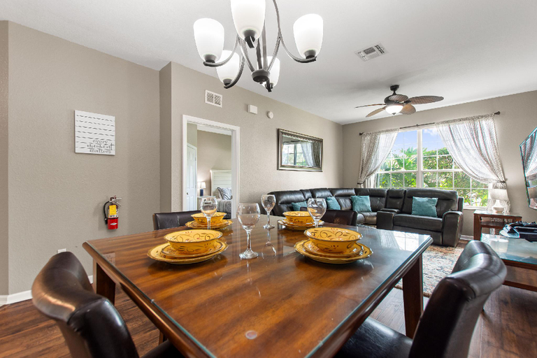 Food & Drinks 5, Condo in Gated Windsor Hills, Osceola