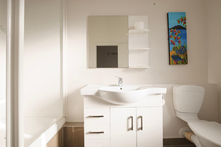 Bathroom 4, Kiwi International, Waitakere