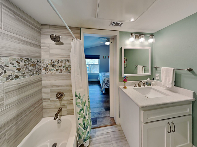 Bathroom 4, Pelican B'reef by Miss Kitty’s, Aransas