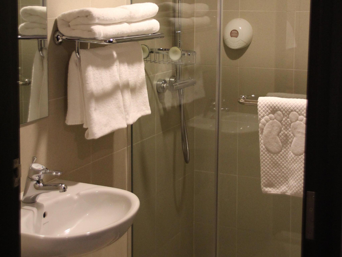 Bathroom 5, Strand Hotel, Singapore