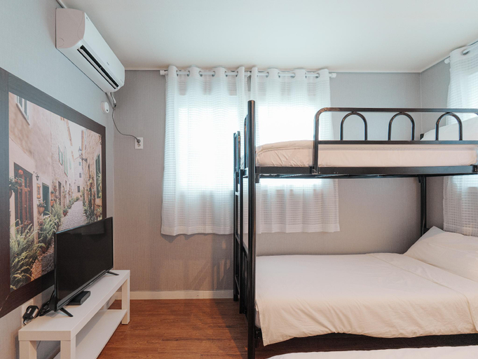 Bedroom 2, Incheon Airport Guesthouse Rainboots , Jung