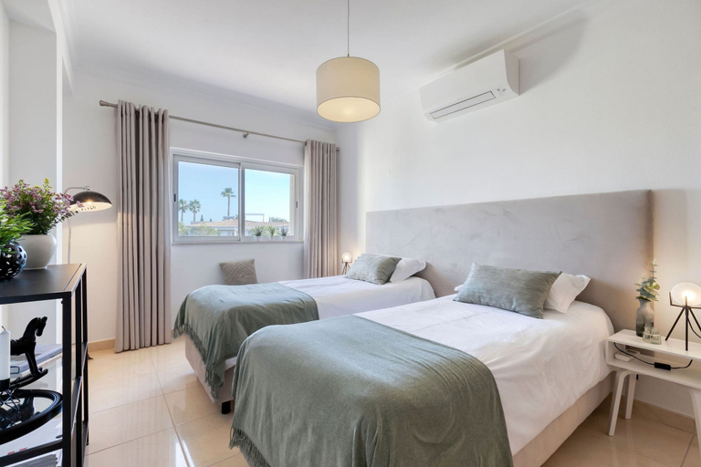 Room 3, 7 Boa Nova Immaculately Presented TWO Storey TOW, Lagoa