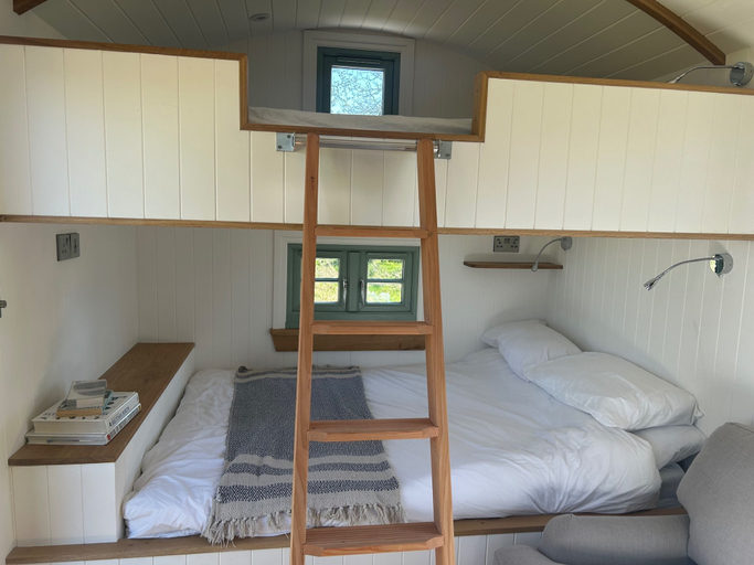 Room 2, Luxury Shepherds Hut Near Glamorgan Coast, Vale of Glamorgan