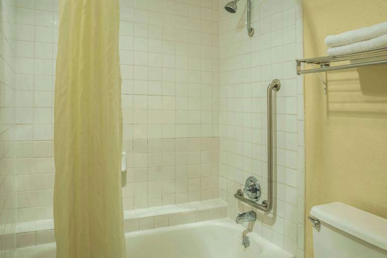 Bathroom 5, Super 8 by Wyndham San Marcos, Hays