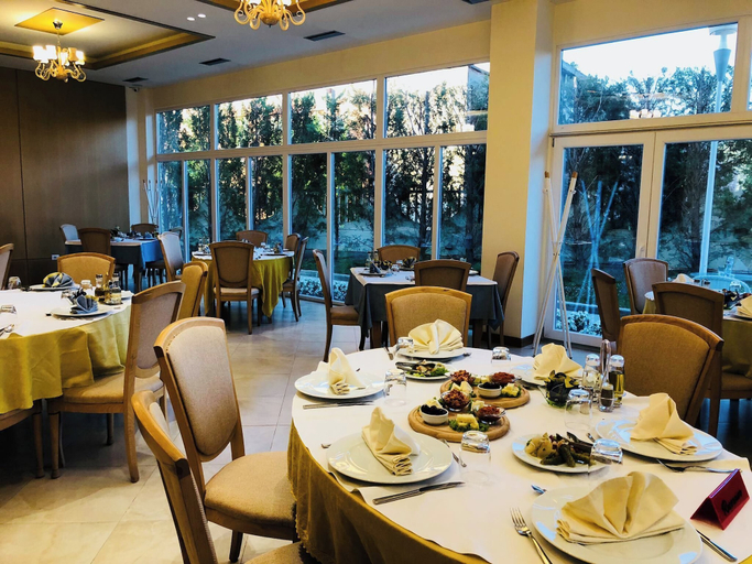 Food & Drinks 5, Hotel & Restaurant Grand White City, Beratit