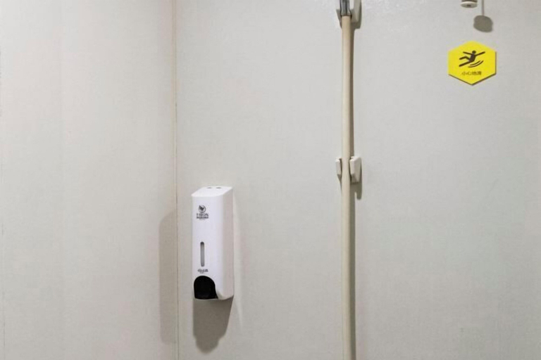 Bathroom 4, 100 Inn, Shanghai
