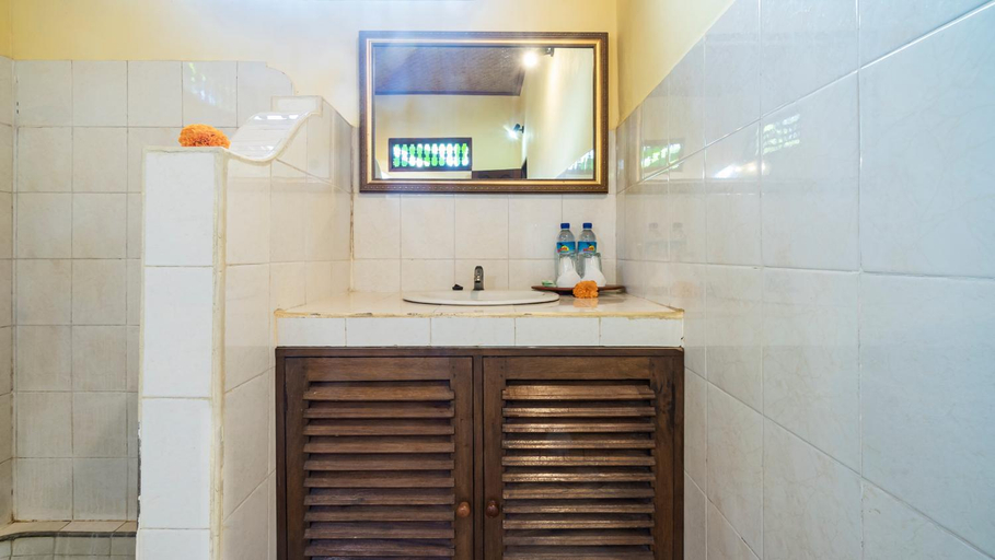 Bathroom 4, Cafe Wayan Cottages, Lombok