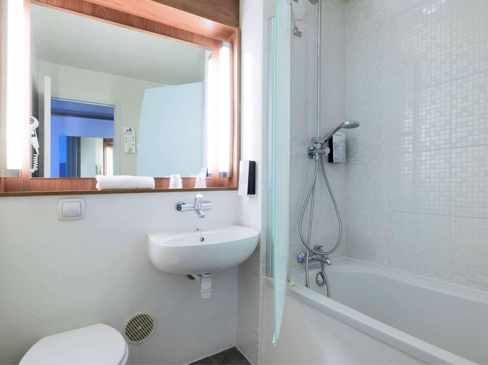 Bathroom 5, Campanile PRIME - Villejuif, Val-de-Marne
