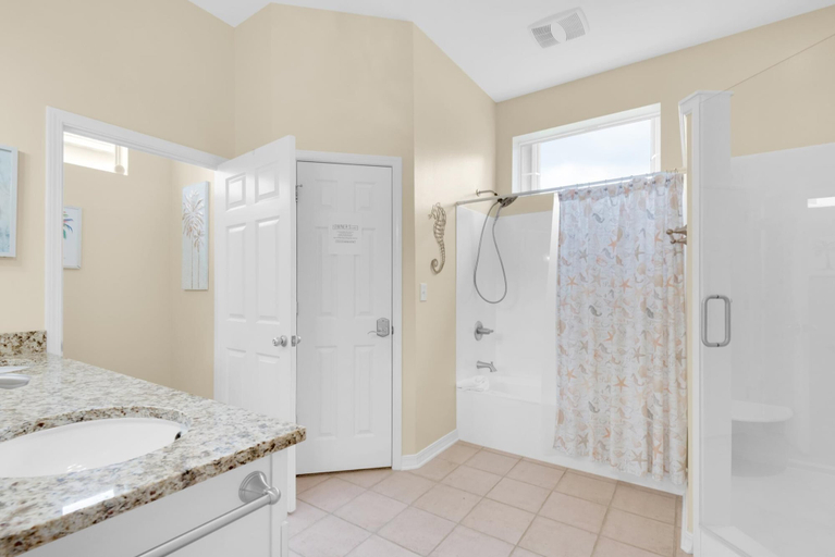 Bathroom 5, Bronze Star by the Sea, Walton