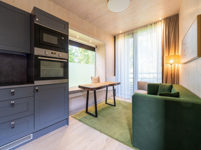 Others 5, Woodland Hideaway for Two, Hainaut
