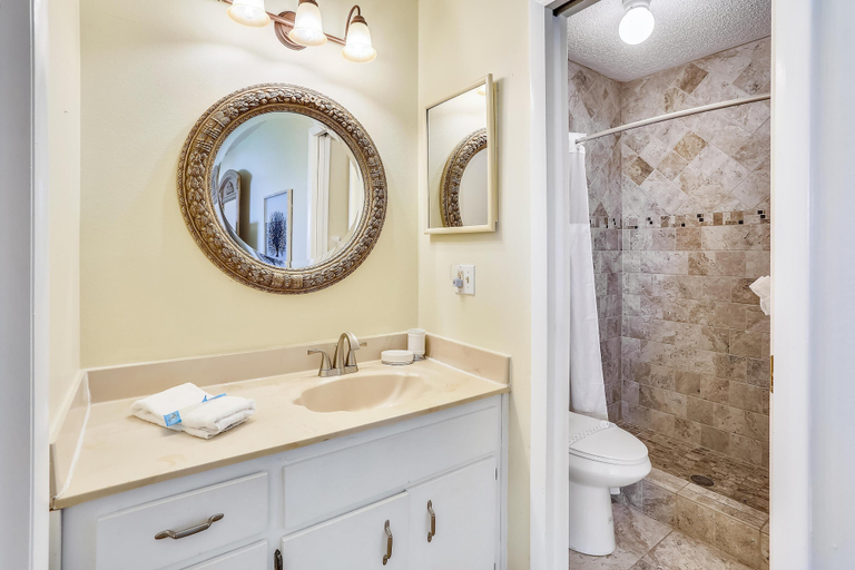 Bathroom 4, Sea Shell 24, Pinellas