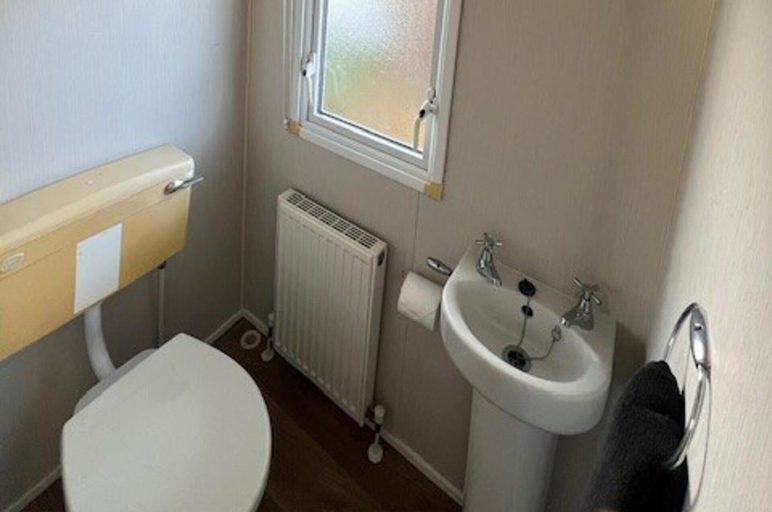 Bathroom 3, Caravan at Newquay Bay Resort - 3 Bedrooms, Cornwall