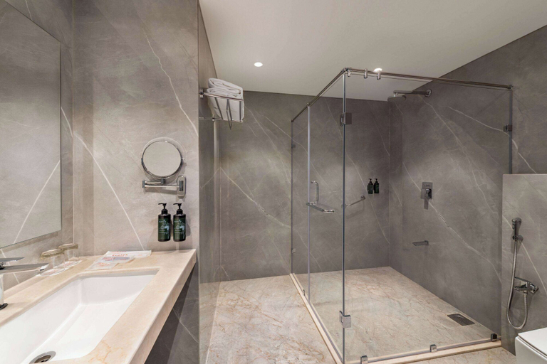 Bathroom 5, Ramada by Wyndham Ahmedabad Narendra Modi Stadium Motera, Ahmadabad
