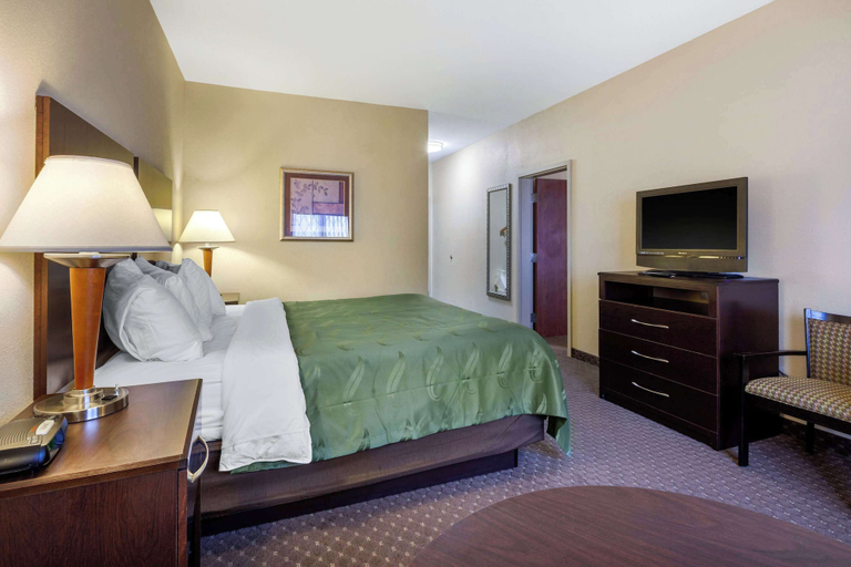 Bedroom 3, Quality Inn Smyrna, Kent