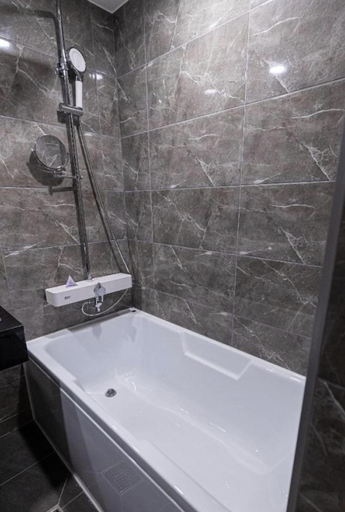 Bathroom 3, Ashton Hotel, Jung