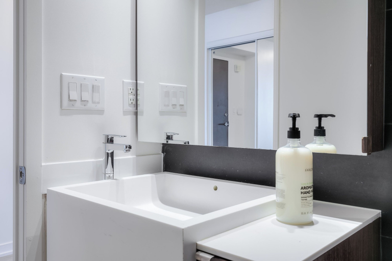 Bathroom 3, The Pearl Waterfront Estate, Toronto