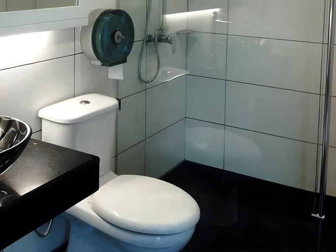 Bathroom, Strawberry Garden Hotel, Ranau