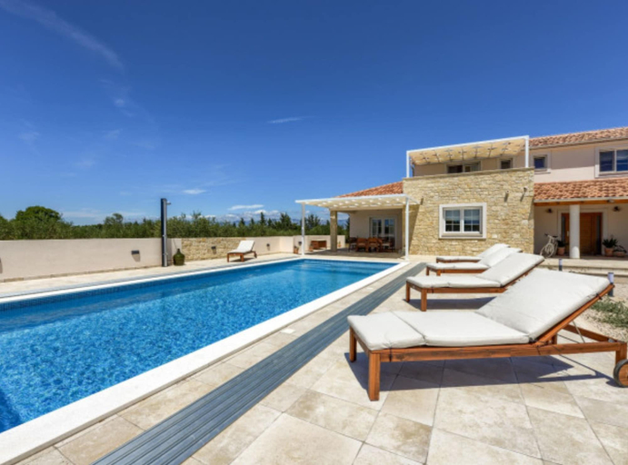 Sport & Beauty 4, Rustic Villa Perosa With Heated Pool, Nin