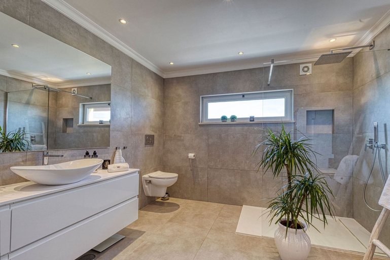 Room 4, 7 Boa Nova Immaculately Presented TWO Storey TOW, Lagoa