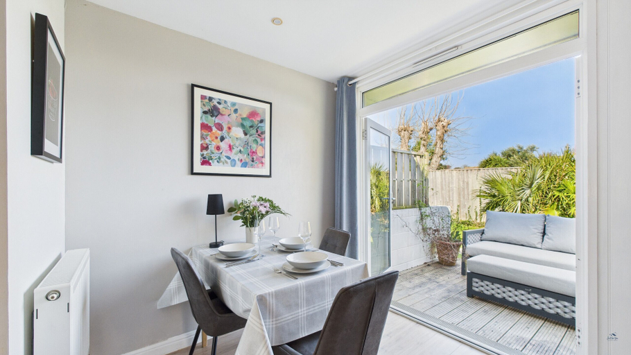 Room 2, Charming 2-bed Family Cottage Your West Bay Retreat, Isle of Wight