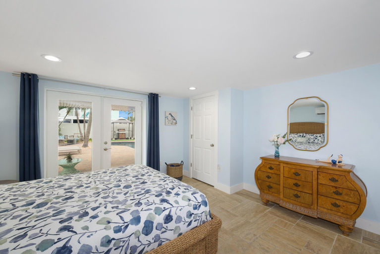 Others 1, Marilyn's Beach House, Lee