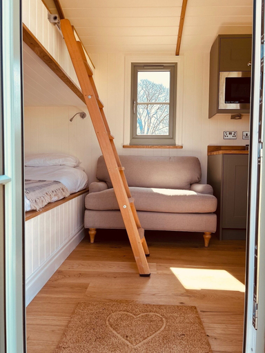 Room 3, Luxury Shepherds Hut Near Glamorgan Coast, Vale of Glamorgan