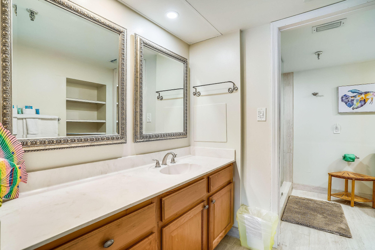 Bathroom 5, Arie Dam 304, Pinellas