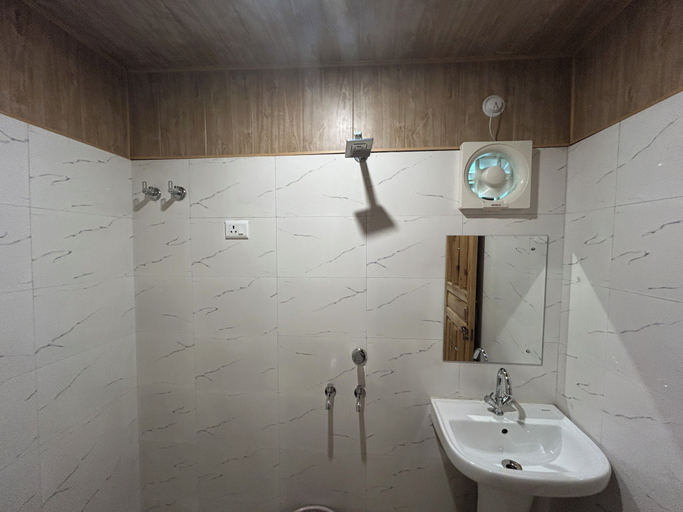 Bathroom 2, Hotel Ganpati, Champawat