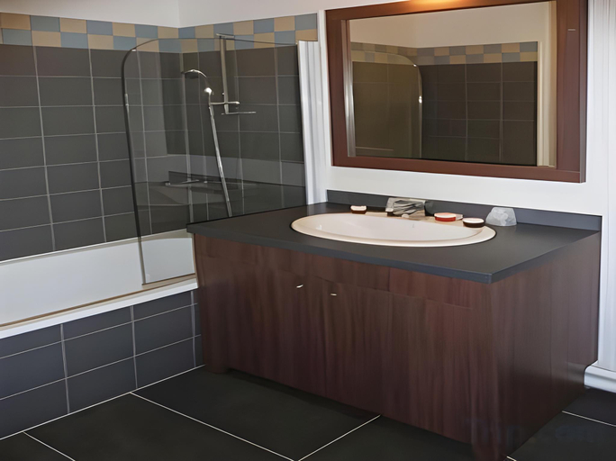 Bathroom 4, Sejours and  Affaires Paris Vitry Hotel, Val-de-Marne