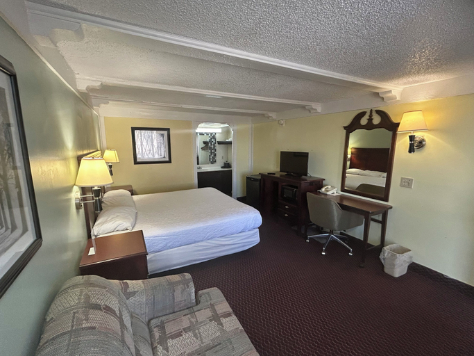 Bedroom 5, Knights Inn Somerset, Somerset