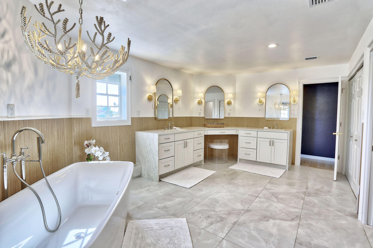 Bathroom 4, Walks On The Shore, Pinellas