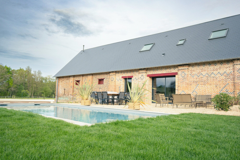 Exterior & Views