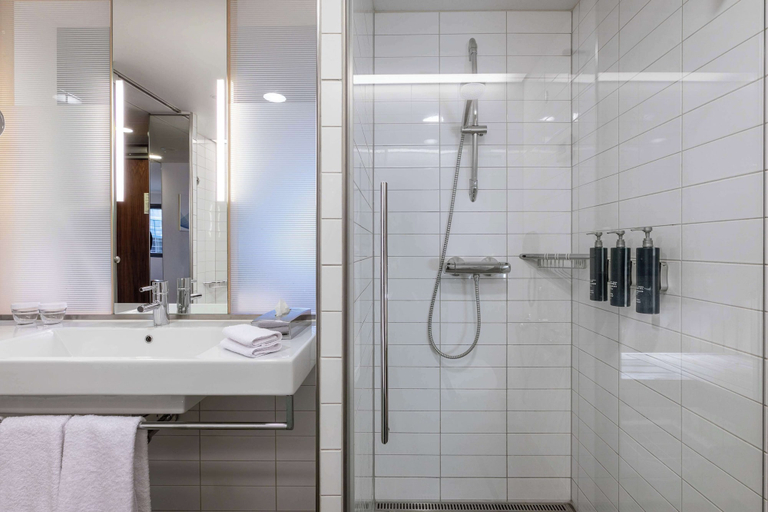 Bathroom 5, Hilton Helsinki Airport, Uusimaa