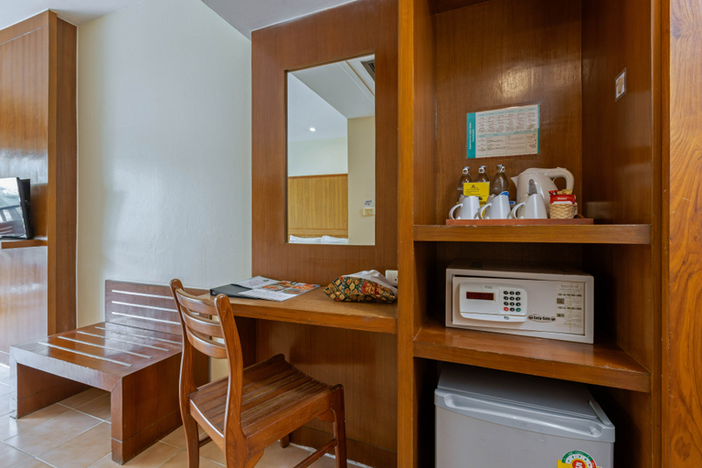 Patong Lodge Hotel - Tap to explore photos
