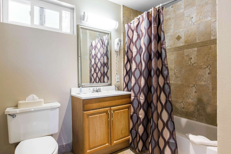 Bathroom 4, Rodeway Inn Escondido Downtown, San Diego