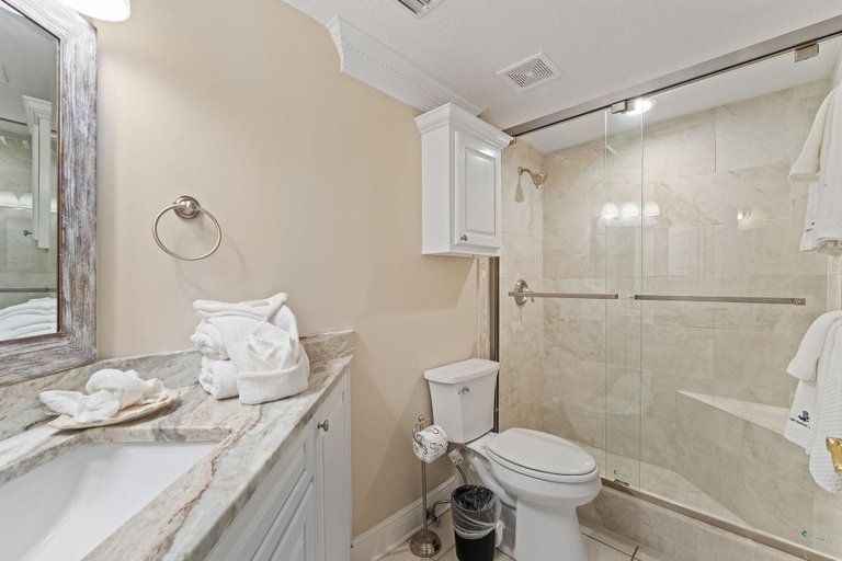 Bathroom 3, Summer House 1501b, Baldwin
