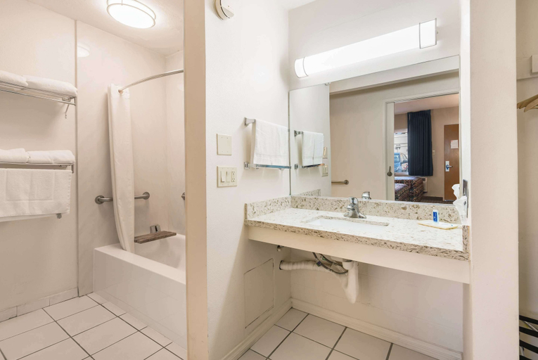 Bathroom 4, Rodeway Inn Regalodge, Los Angeles