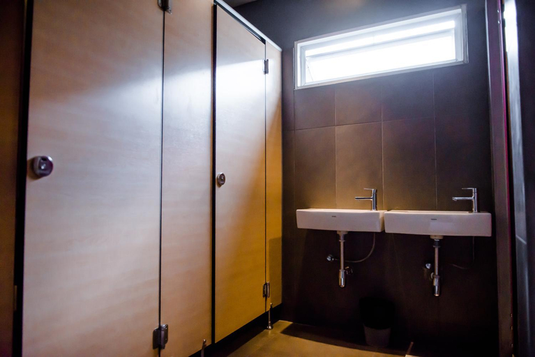 Bathroom 4, GN Luxury Hostel, Ratchathewi