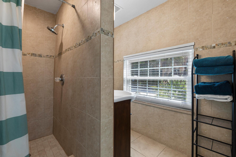 Bathroom 5, Mermaid's Playground, Volusia