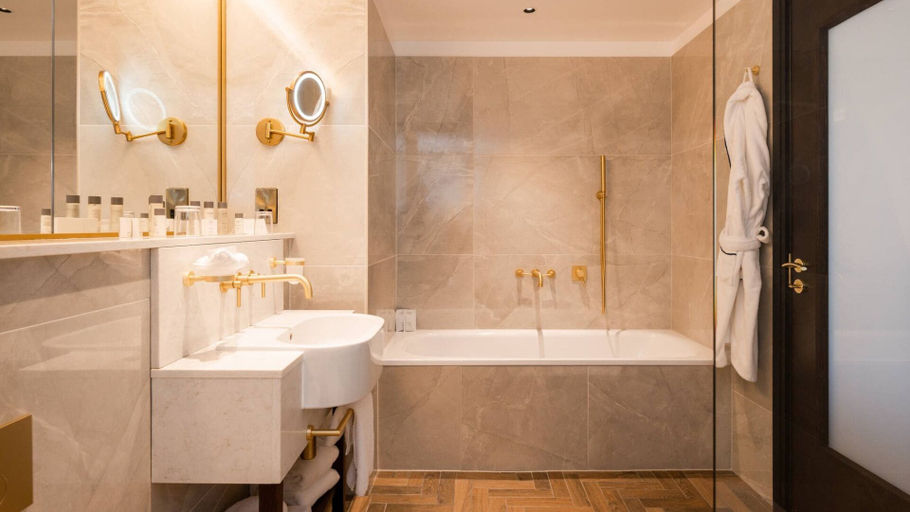 Bathroom 5, Europa Hotel, Belfast