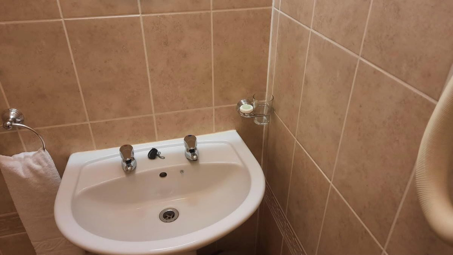 Bathroom 4, Hotel 1843 Reading, Reading