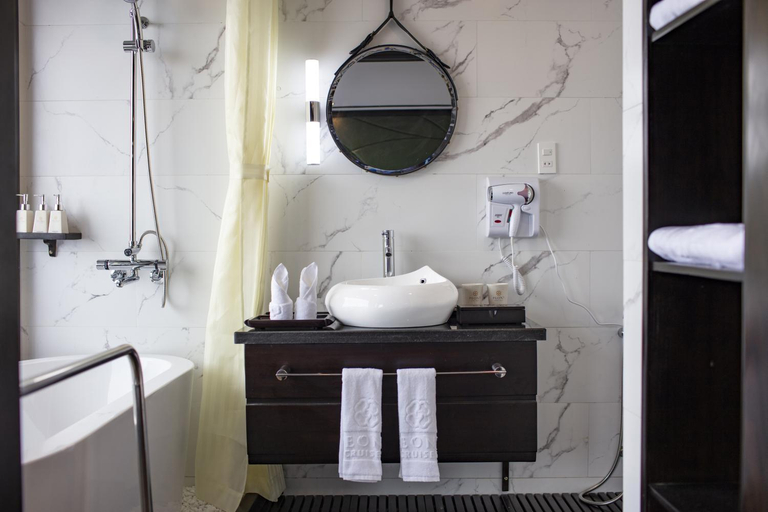 Bathroom 5, Peony Cruise managed by Big Bay Group, Hạ Long
