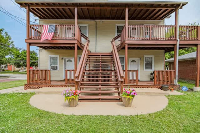 Garden, Peaceful One Bedroom Home Near Chicago, Cook