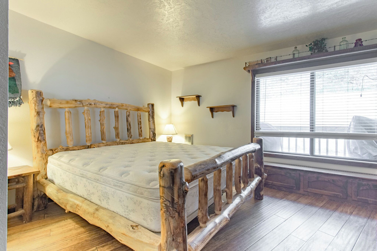 Bedroom 1, Southview Lodge, Iron